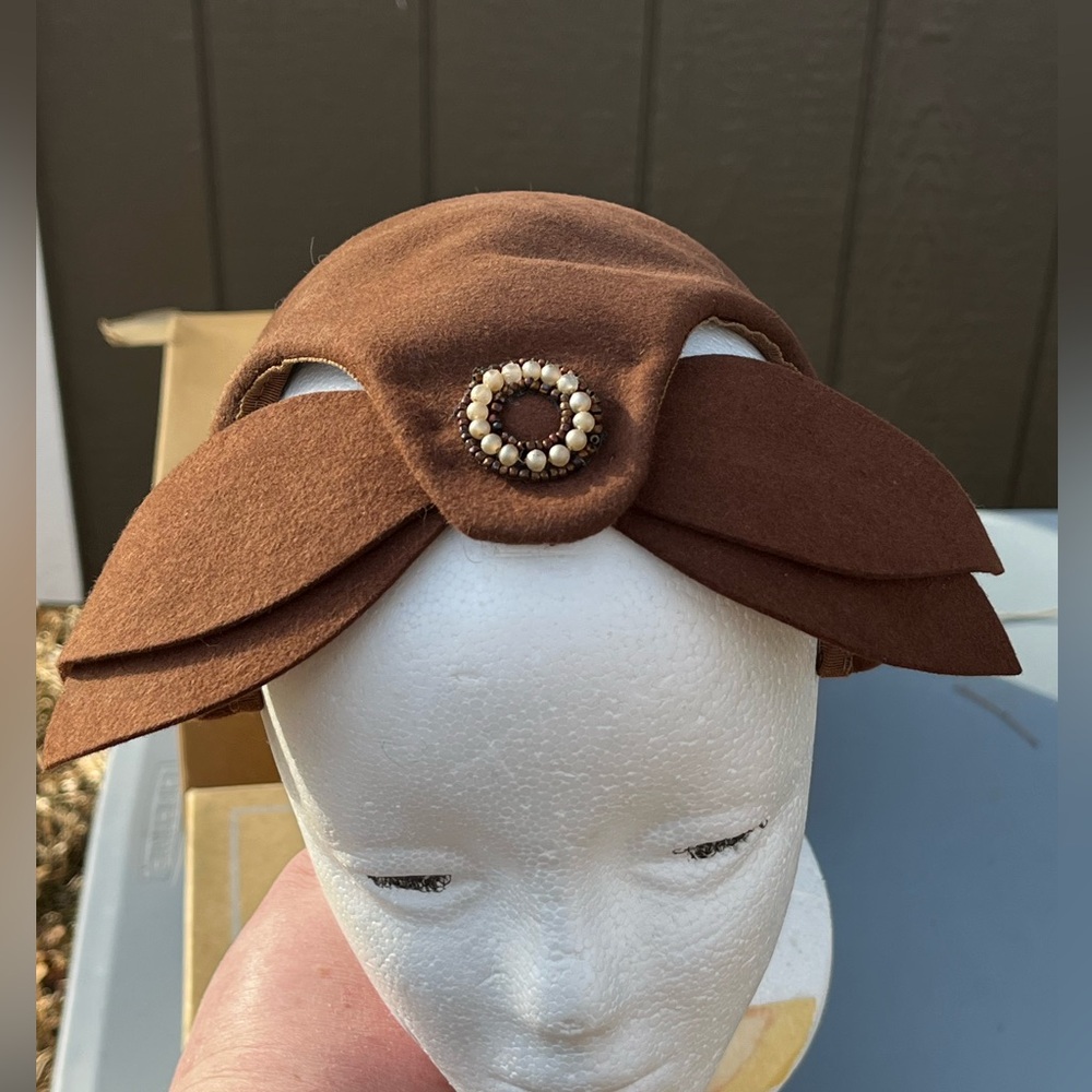 Kutz Brown genuine fur Felt Hat vintage MCM decorative bow pearl embellishment